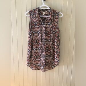 🍄 2/12$ H&M M - Geometric Sleeveless Button-Up Top - High low light fabric